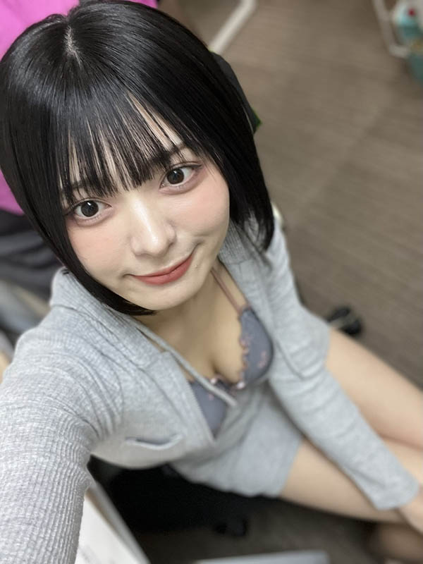 让人感到兴奋的美腿黑丝OL,在办公室里超激烈服务...
