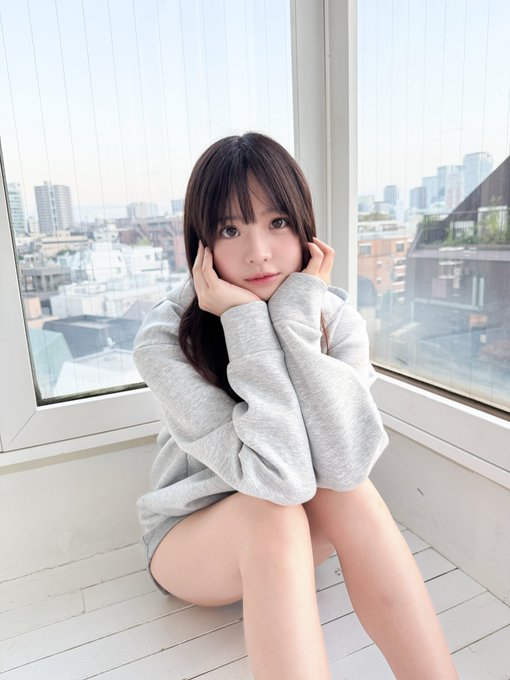乖巧的青梅竹马「扭捏地露内裤挑逗我」,视线紧盯...她马上欲火焚身!