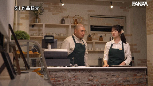 在相部屋和「最强J奶后辈」狂激战,「巨乳贴玻璃」超辣画面太诱人!