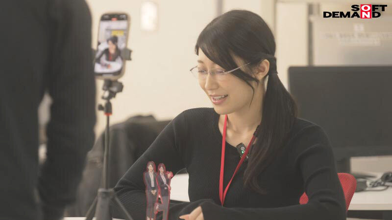 24万追踪!168公分F罩杯SOD长腿巨乳美女秘书「守屋芳乃」最新作中出解禁!