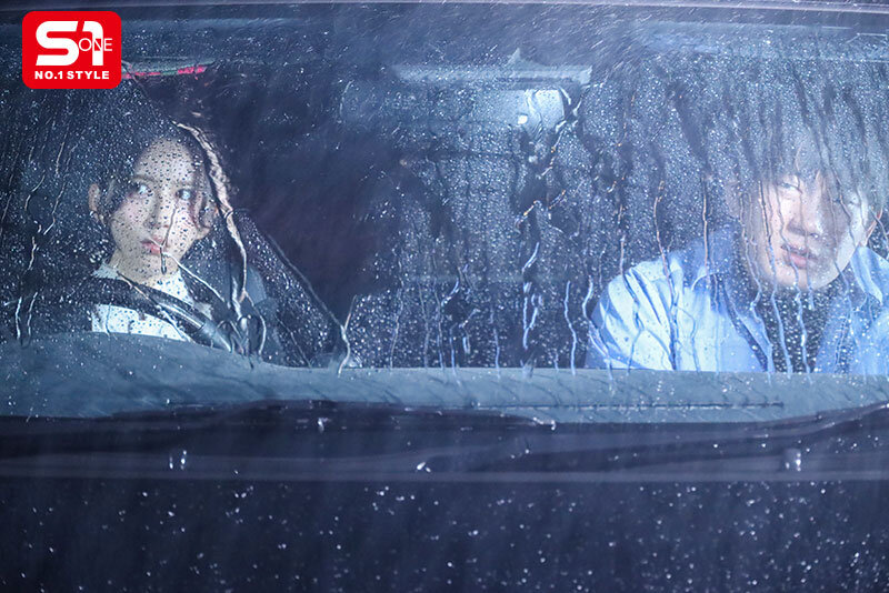 「工地辣妹主管」被雨淋到湿透!跟小鲜肉避雨时顺便激战